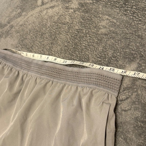 Fabletics Men's Fundamental II Light Gray Athletic Shorts Size Medium - Picture 4 of 6